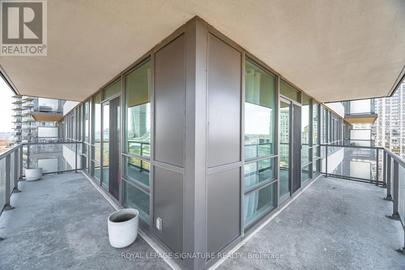 1404 - 15 LEGION ROAD