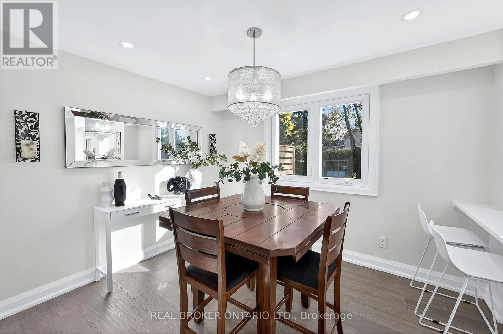 10 ESSEX PLACE