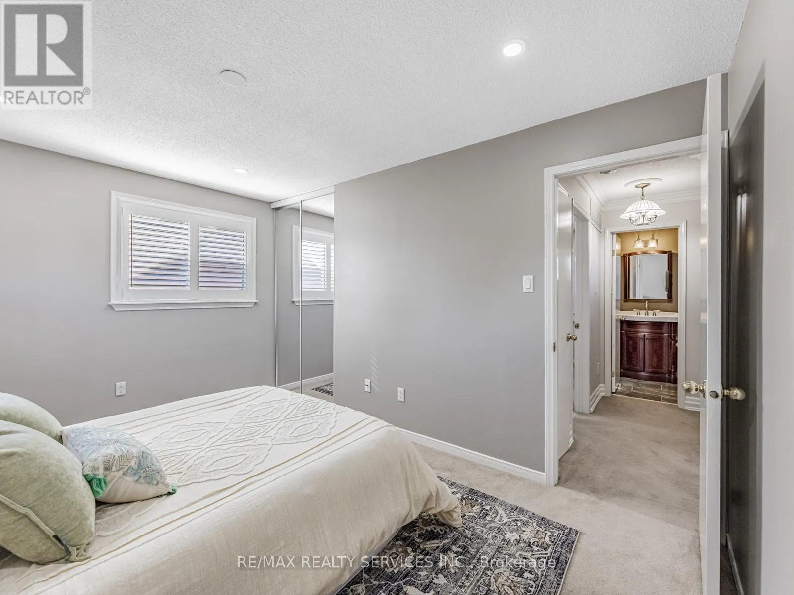 28 LACEWOOD CRESCENT