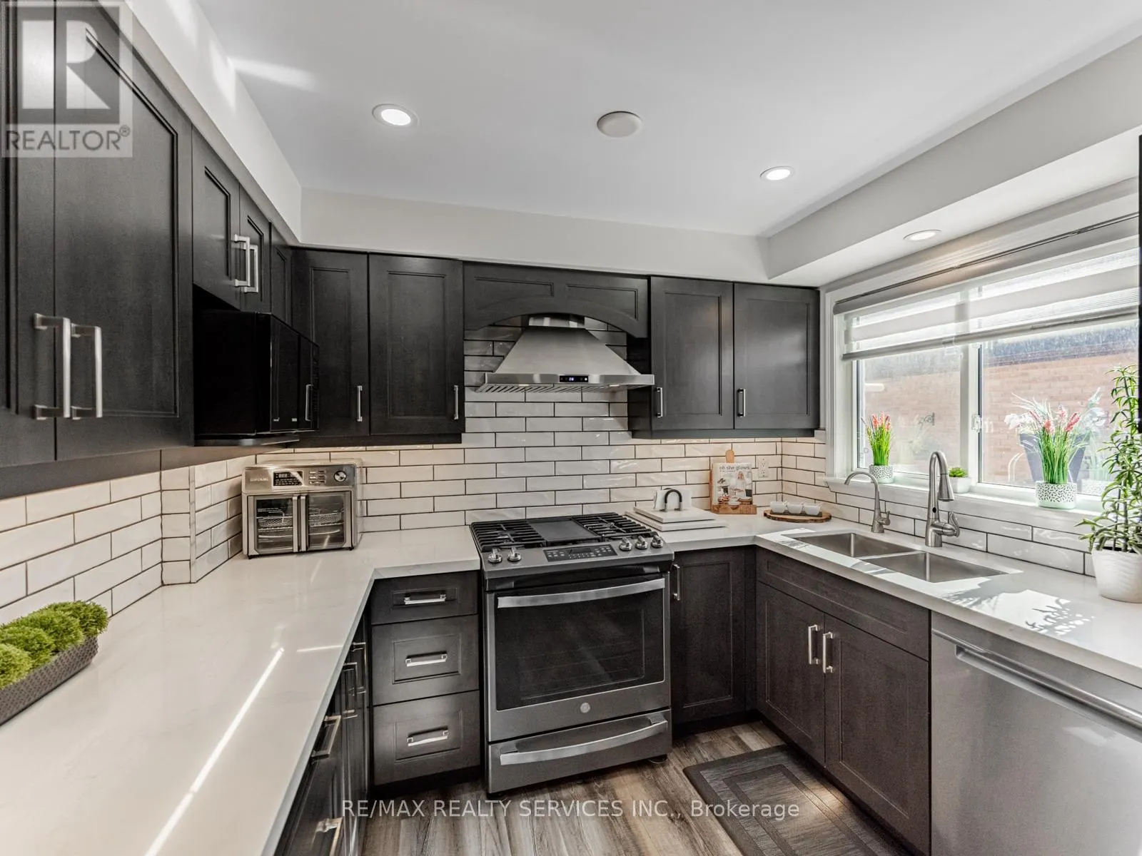 28 LACEWOOD CRESCENT