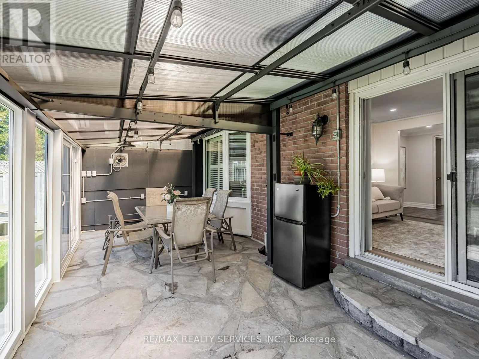 28 LACEWOOD CRESCENT