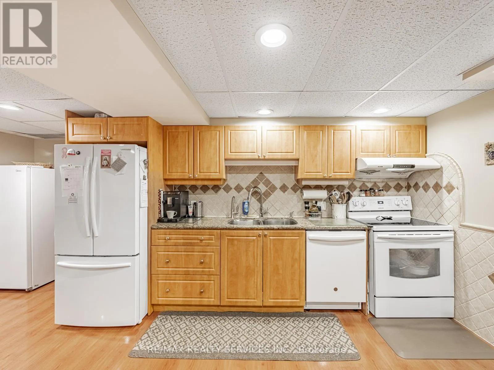 28 LACEWOOD CRESCENT