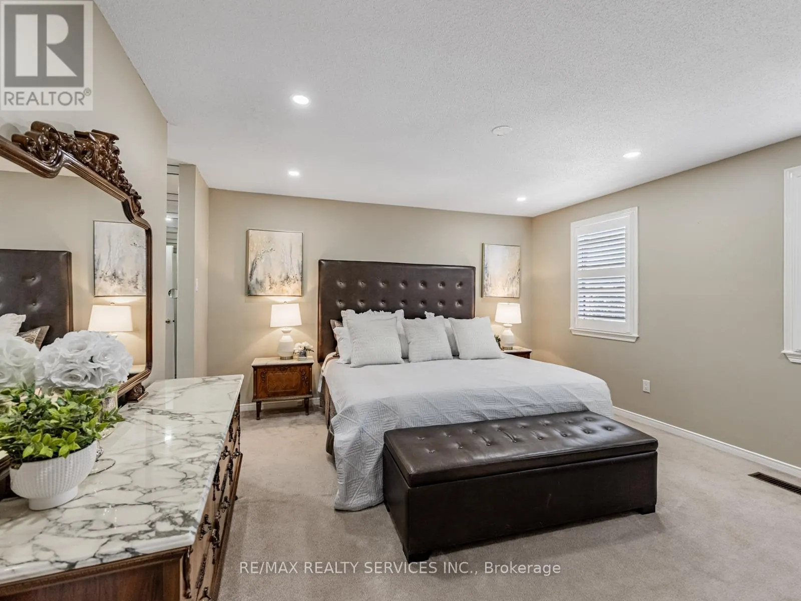 28 LACEWOOD CRESCENT