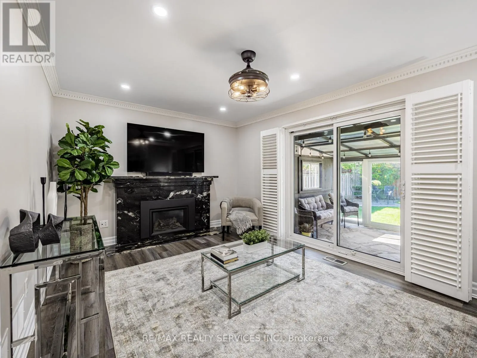 28 LACEWOOD CRESCENT