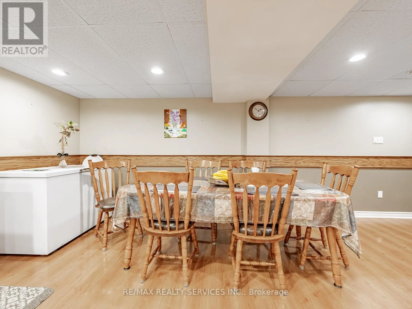 28 LACEWOOD CRESCENT