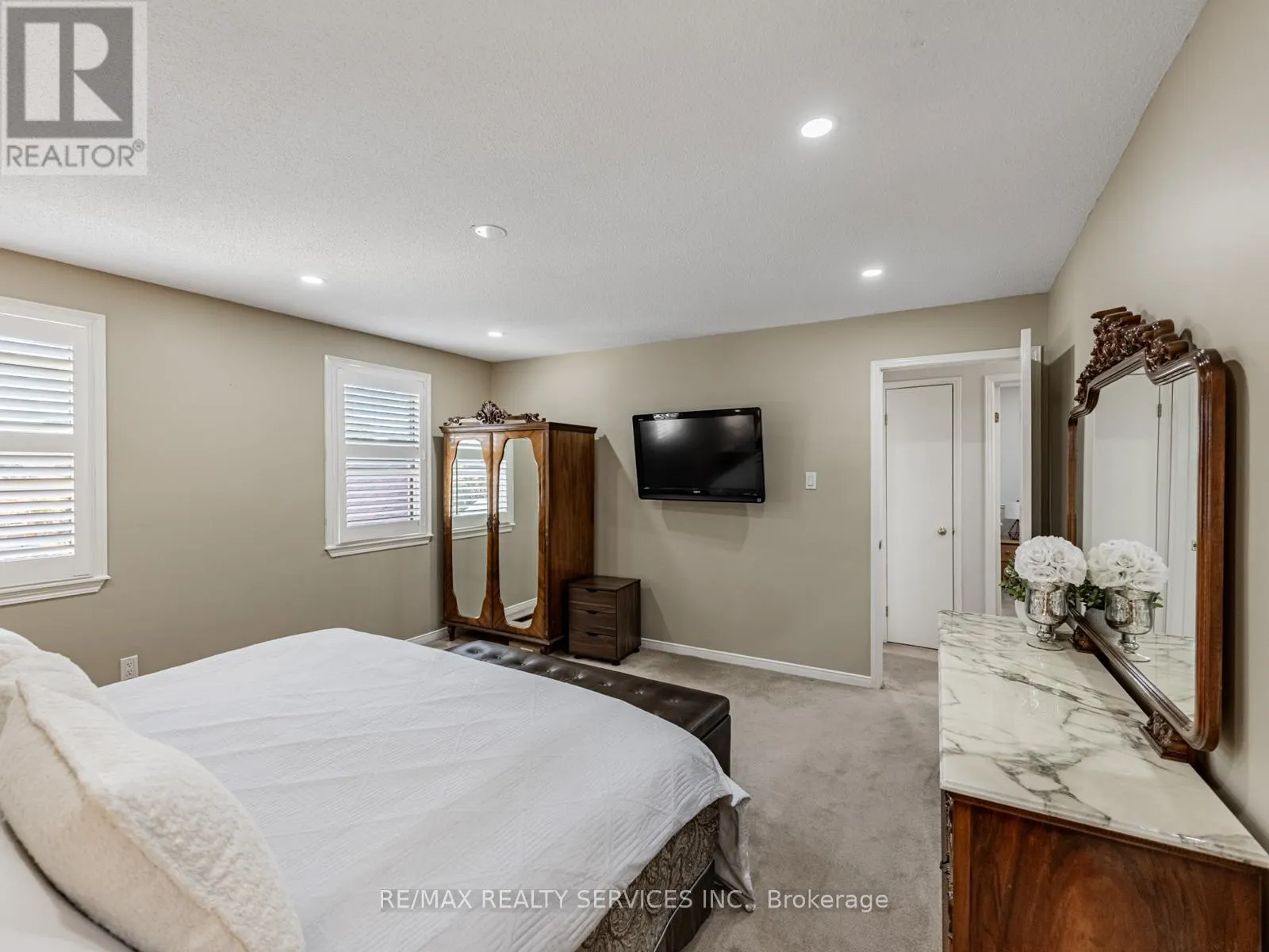 28 LACEWOOD CRESCENT