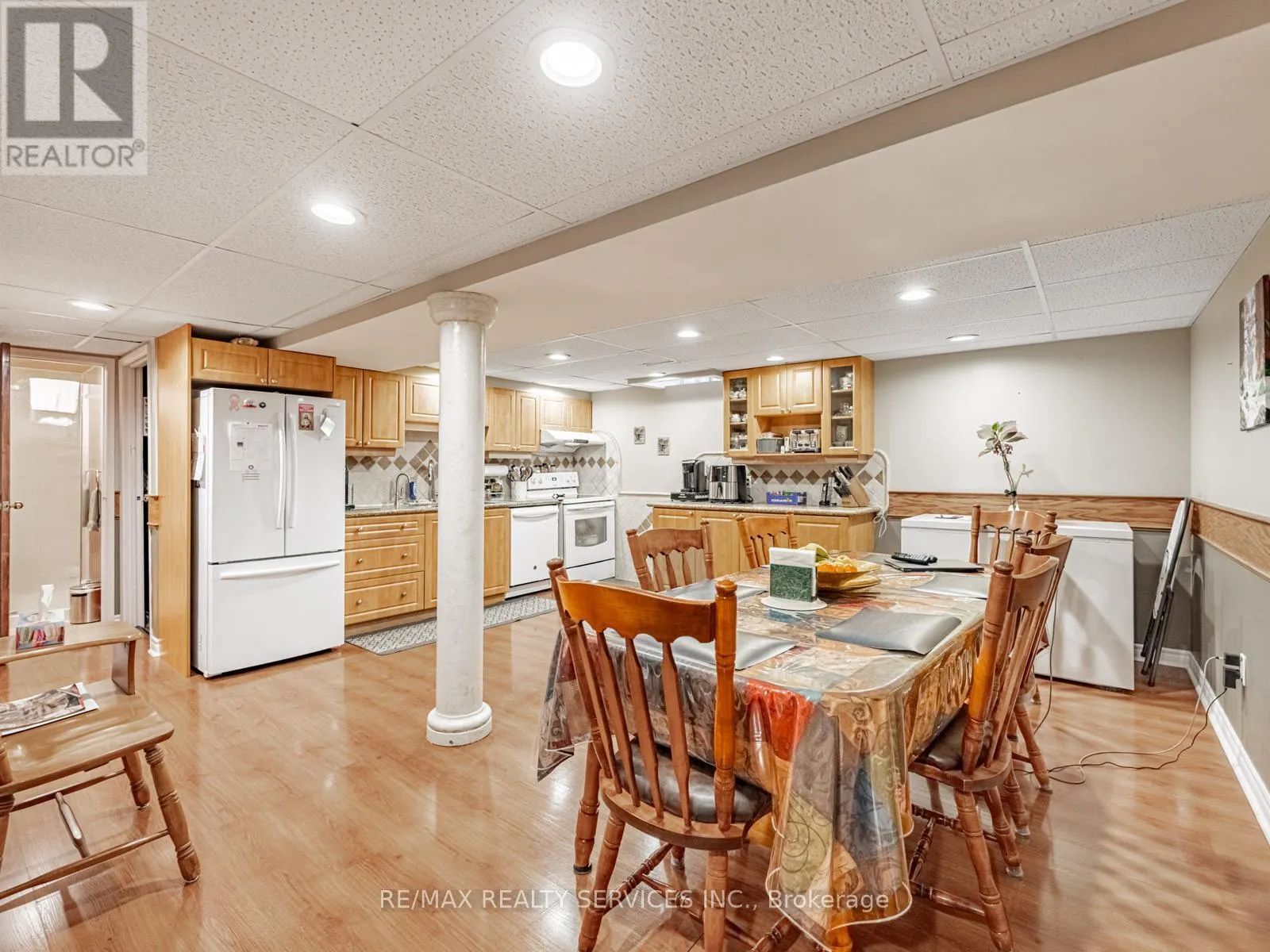 28 LACEWOOD CRESCENT