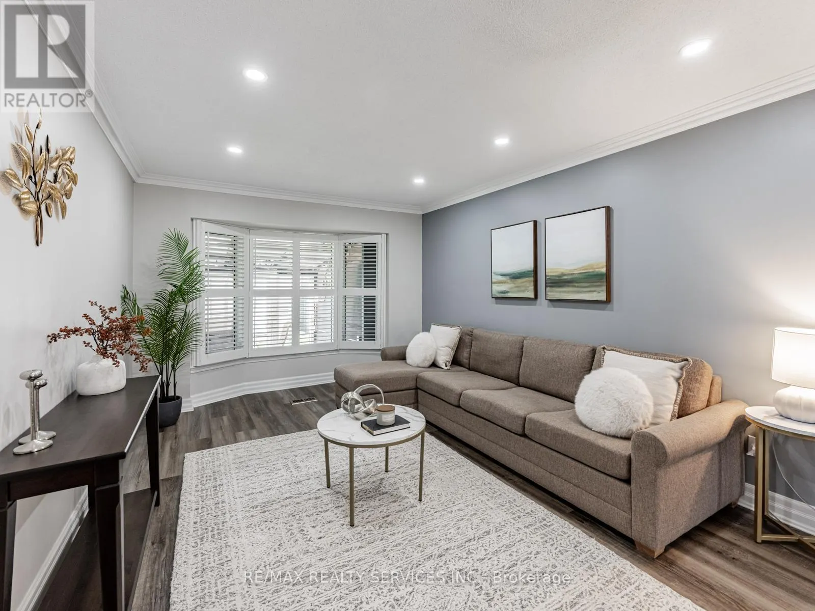 28 LACEWOOD CRESCENT