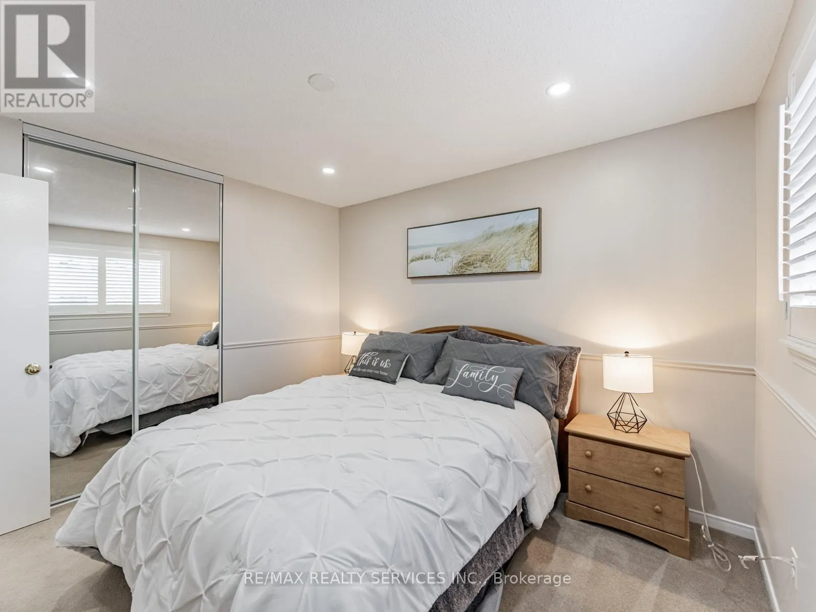 28 LACEWOOD CRESCENT
