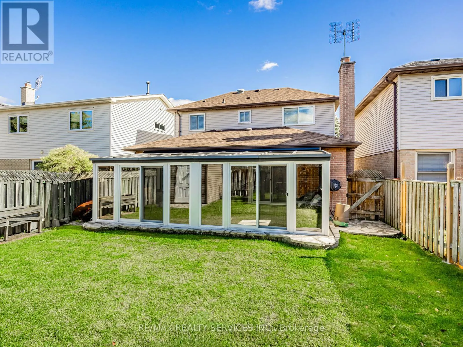 28 LACEWOOD CRESCENT