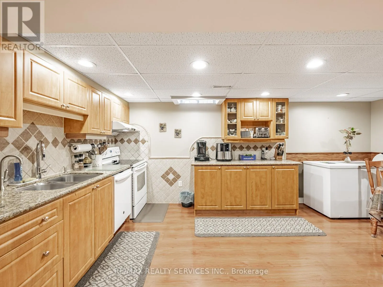 28 LACEWOOD CRESCENT