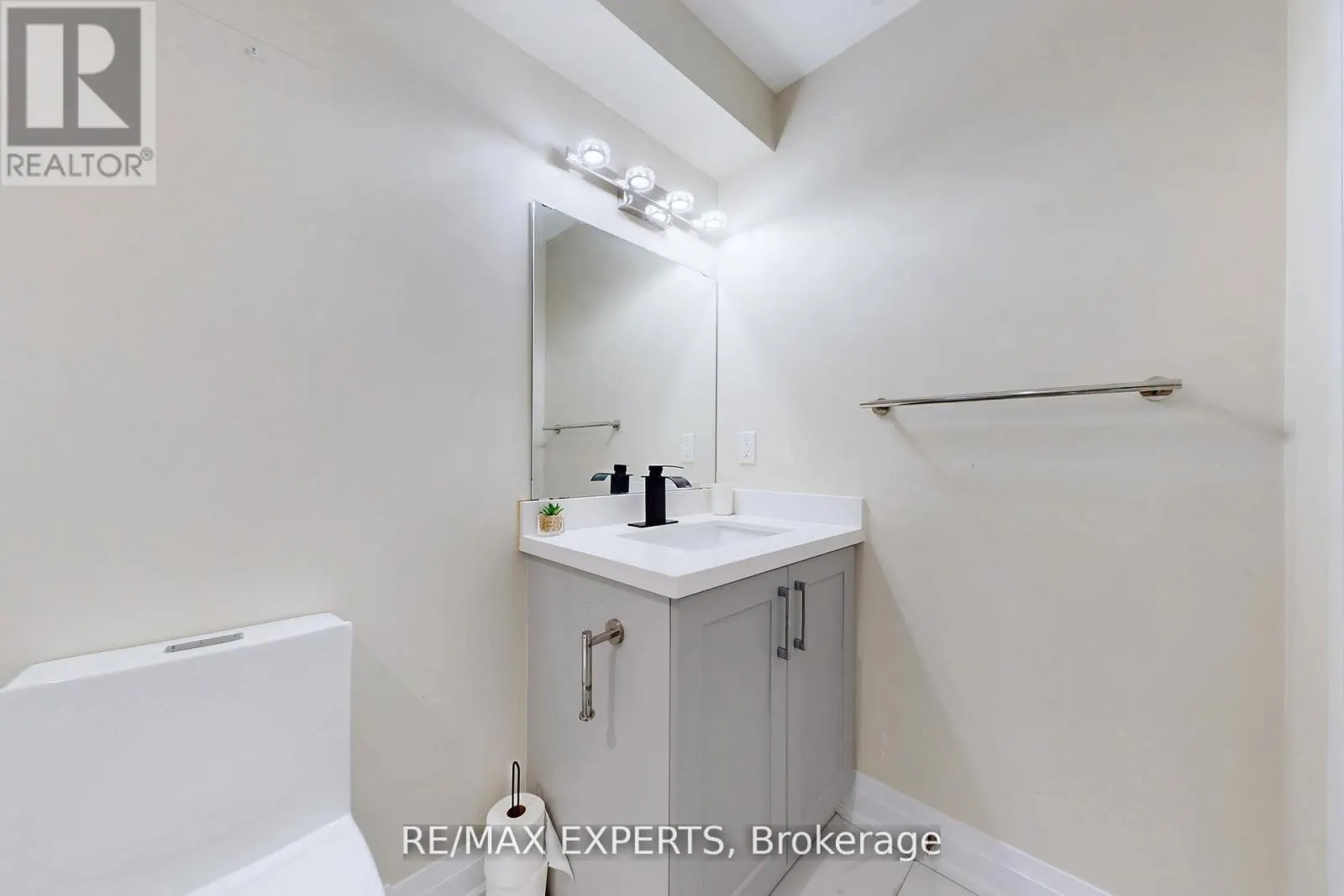 528 FAIRVIEW ROAD W
