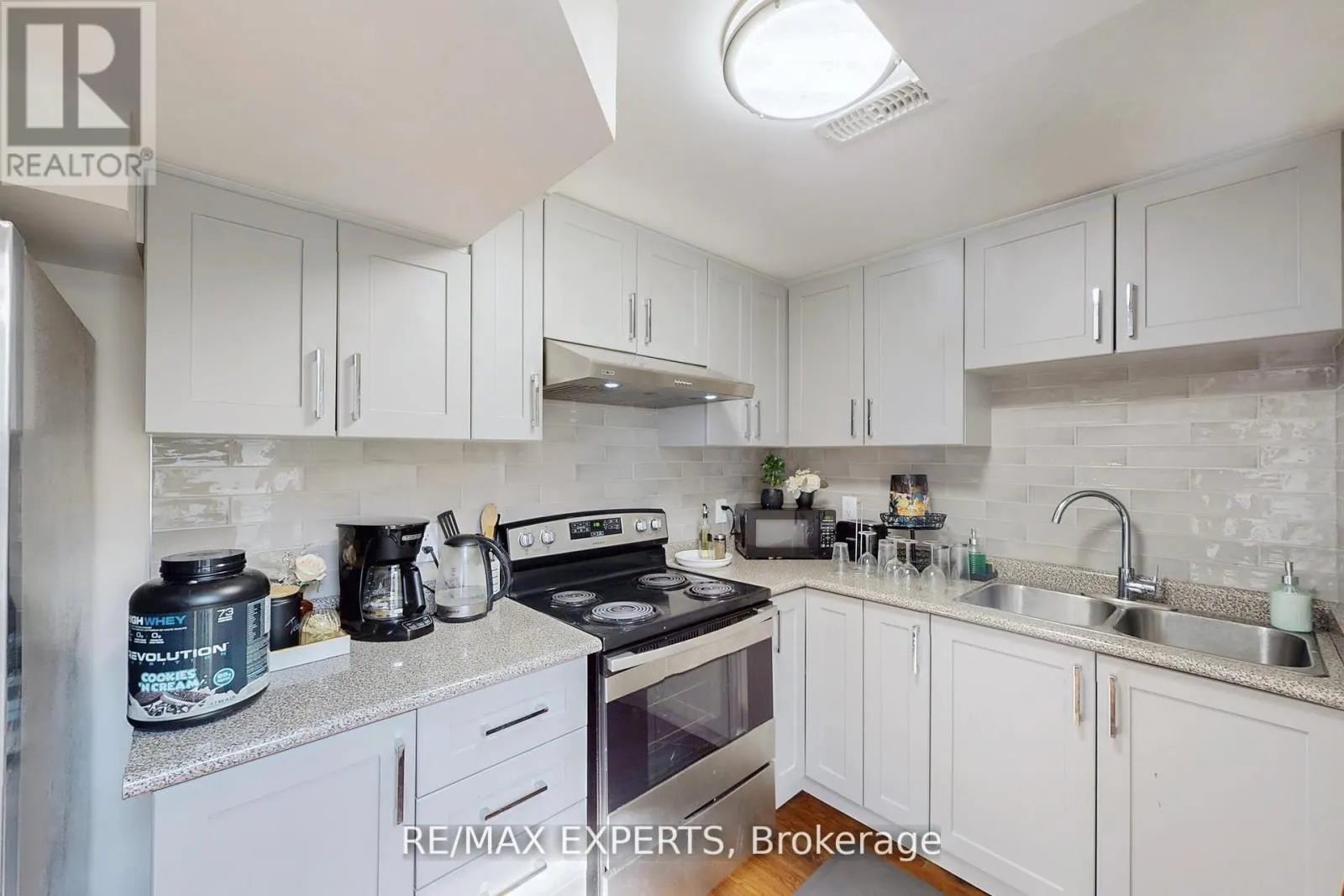 528 FAIRVIEW ROAD W