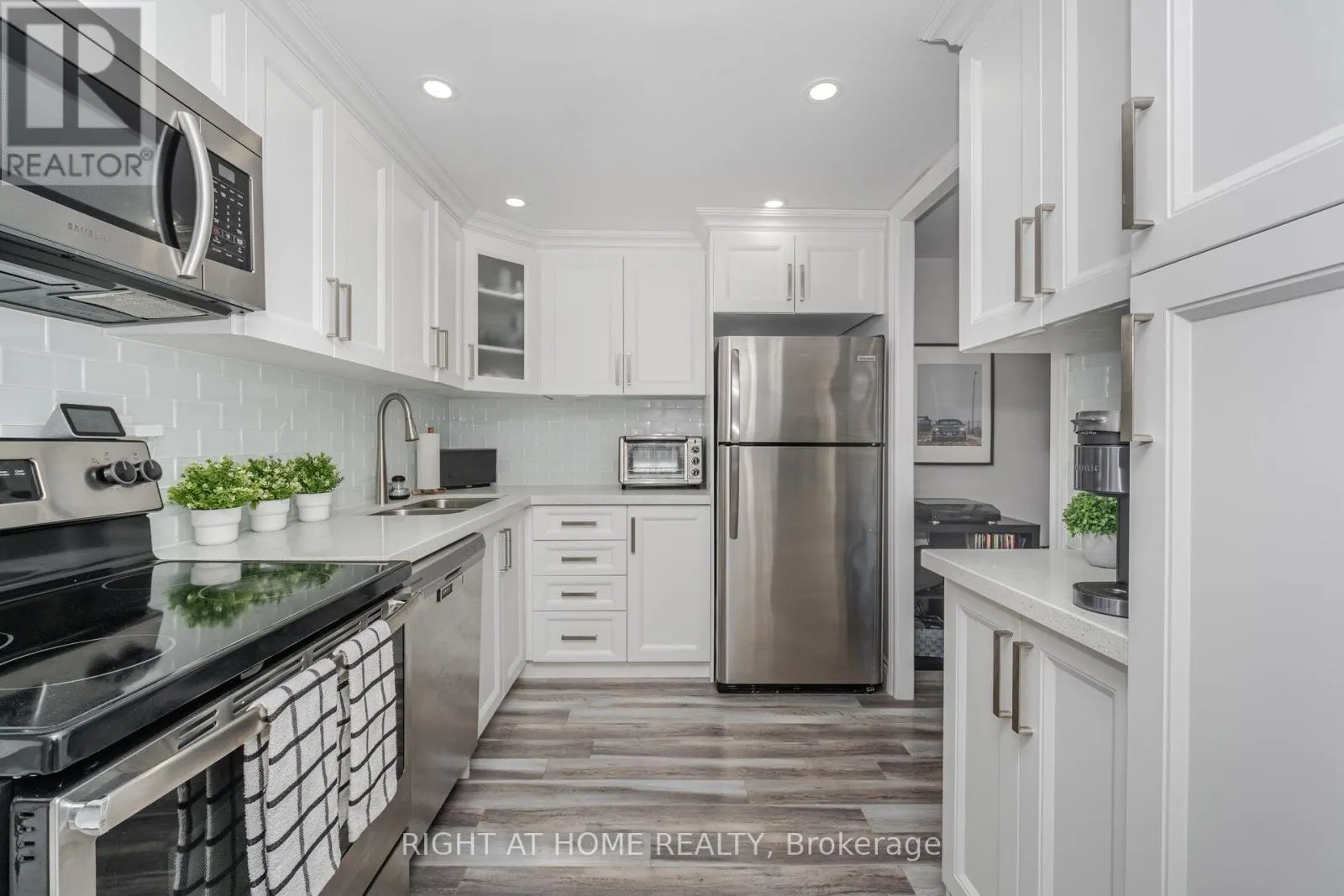 1209 - 3590 KANEFF CRESCENT