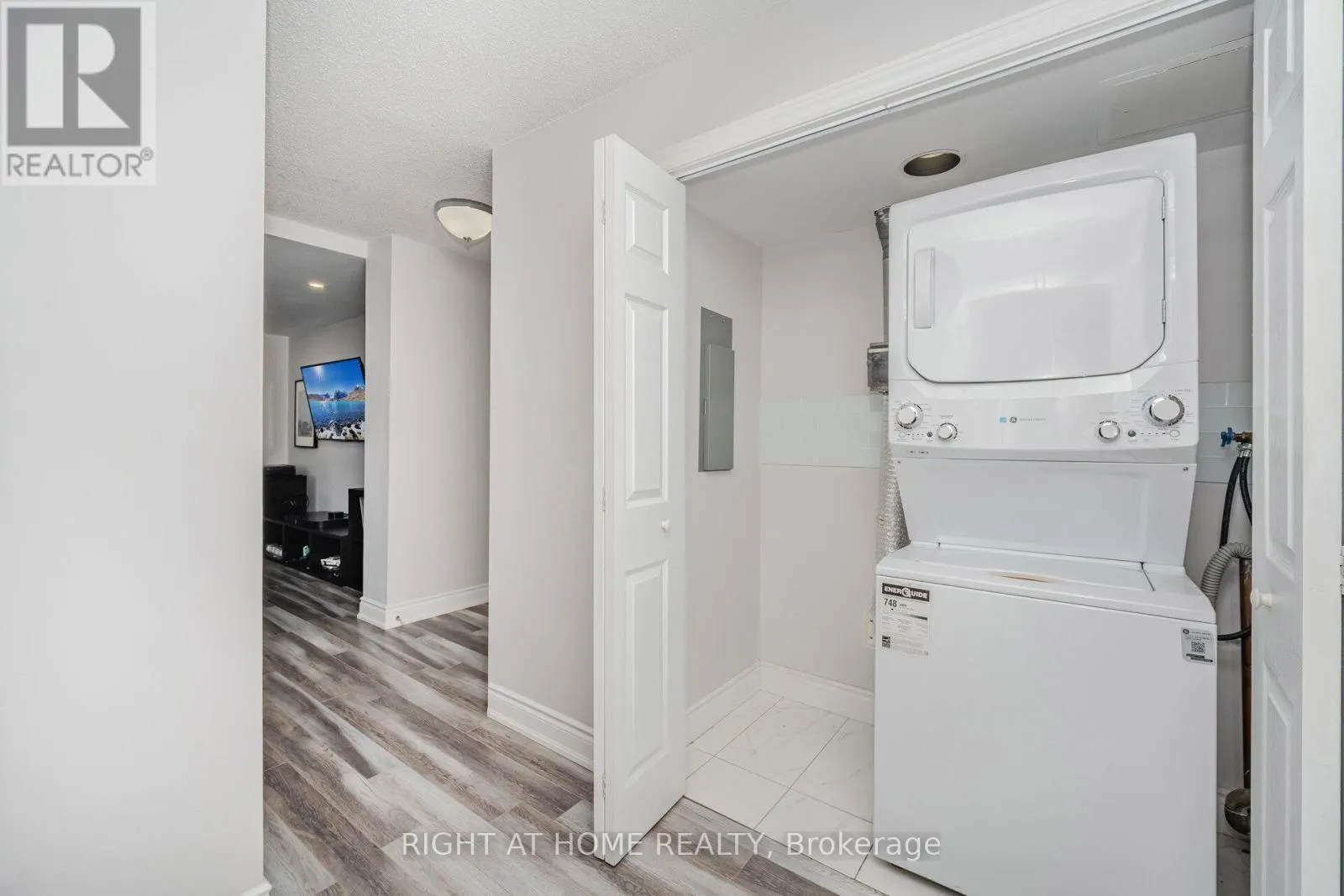 1209 - 3590 KANEFF CRESCENT