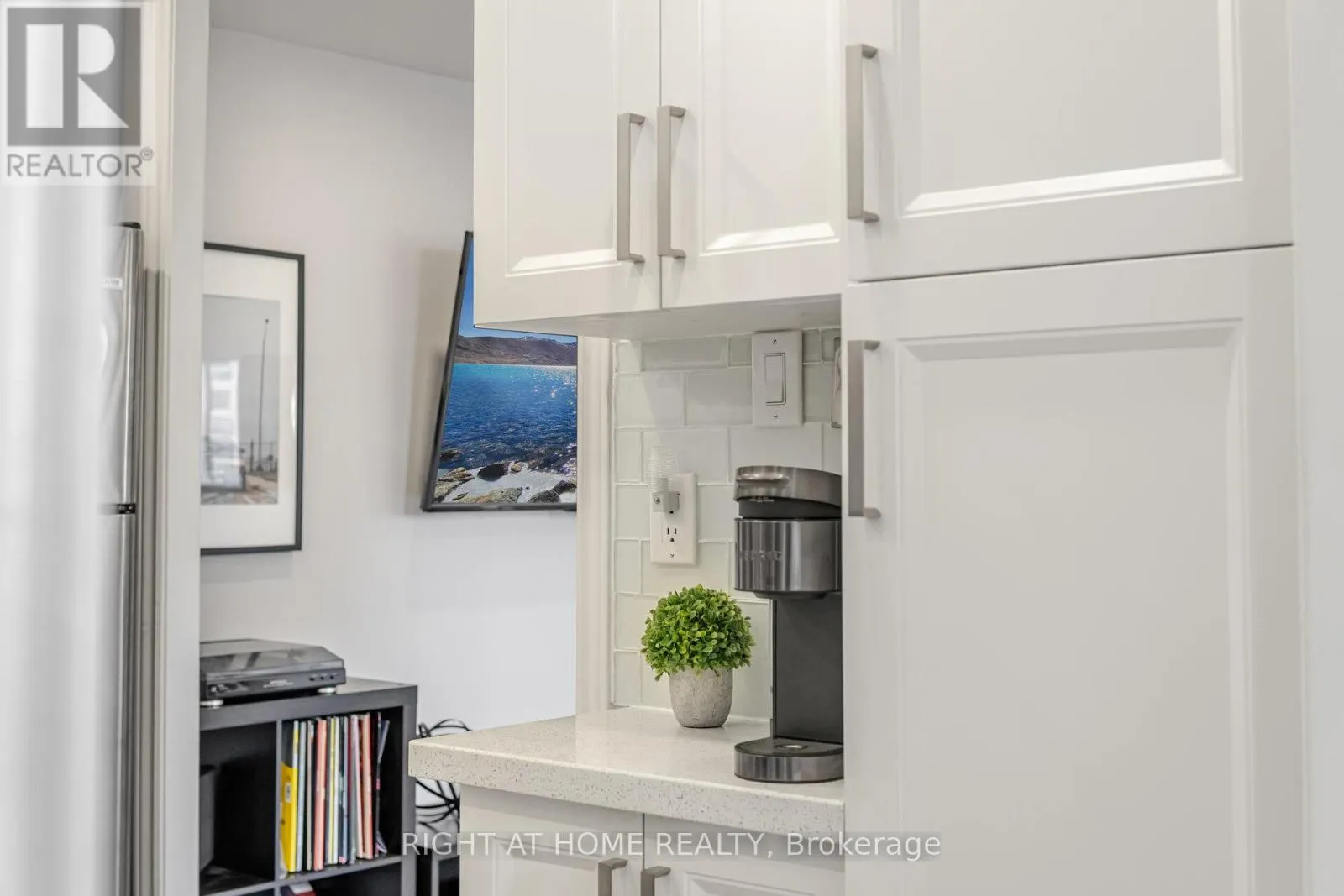 1209 - 3590 KANEFF CRESCENT