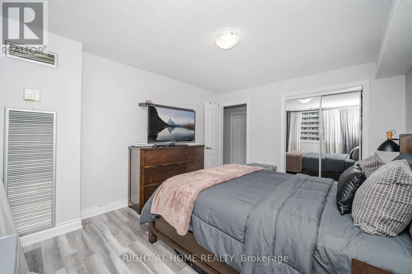 1209 - 3590 KANEFF CRESCENT