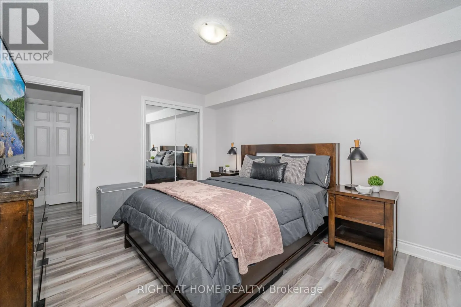 1209 - 3590 KANEFF CRESCENT