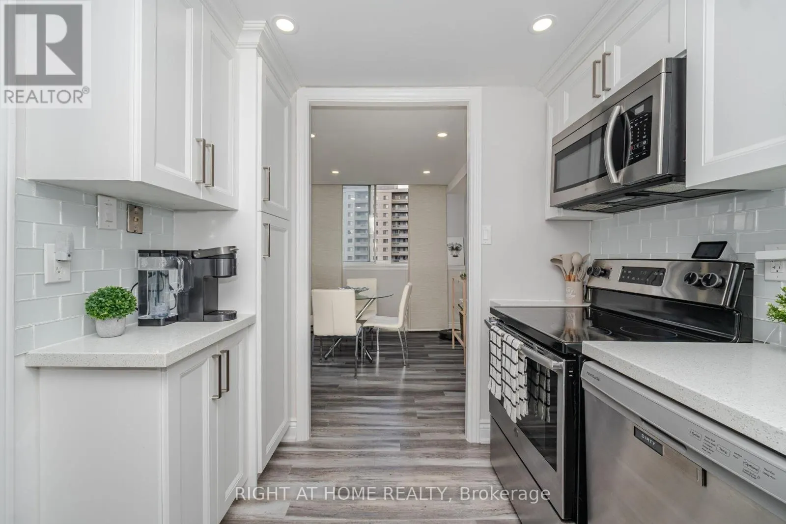 1209 - 3590 KANEFF CRESCENT
