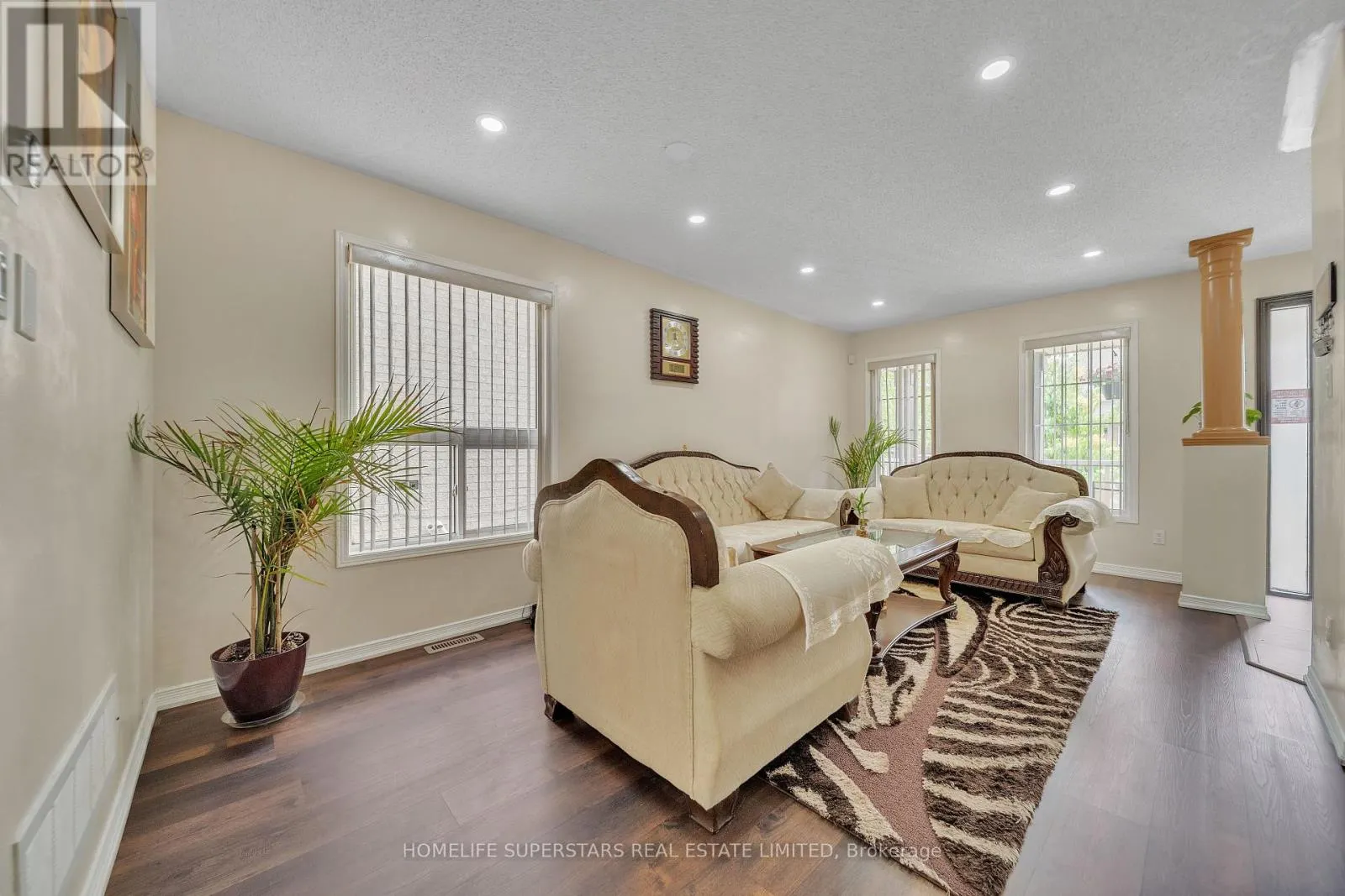 82 JEWEL CRESCENT