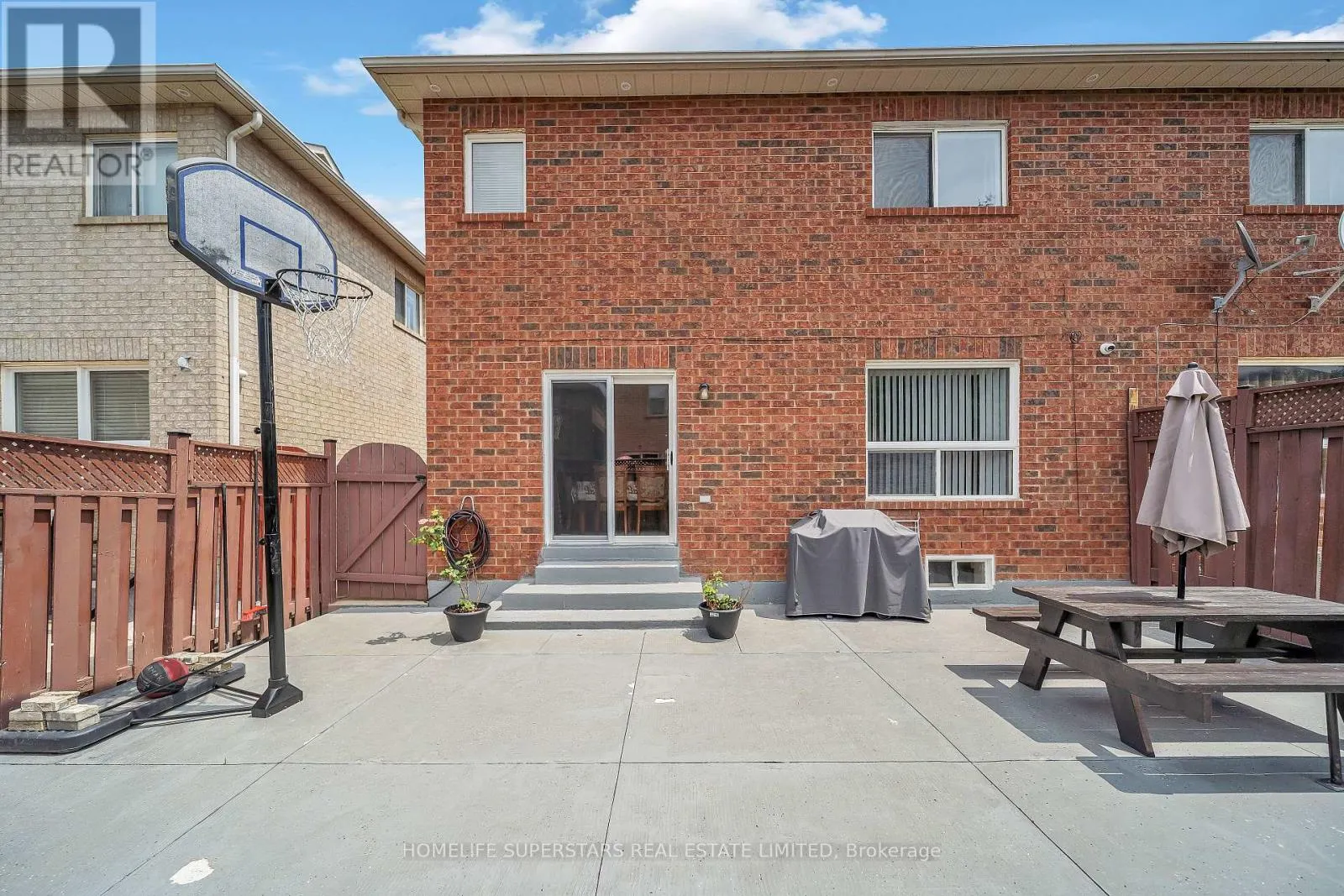 82 JEWEL CRESCENT