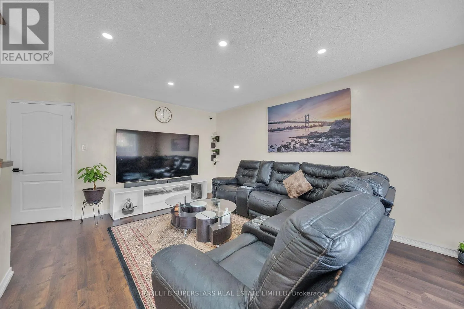 82 JEWEL CRESCENT