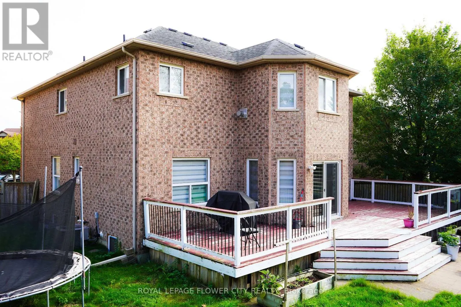 32 COURTSFIELD CRESCENT