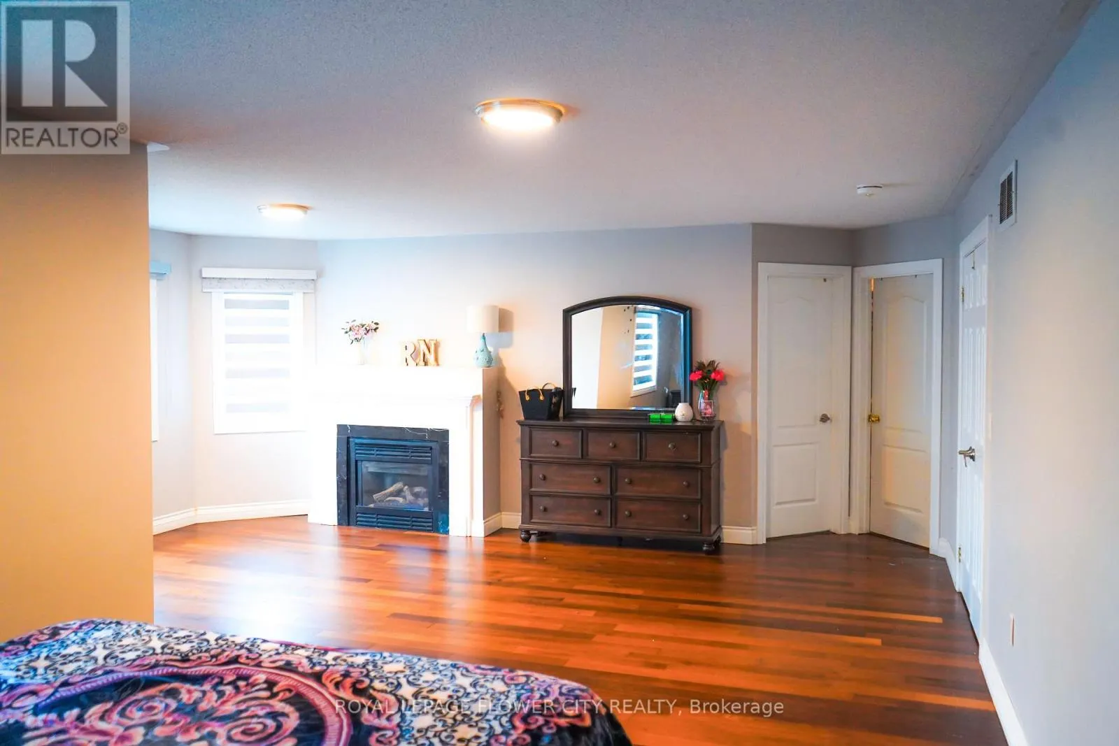 32 COURTSFIELD CRESCENT