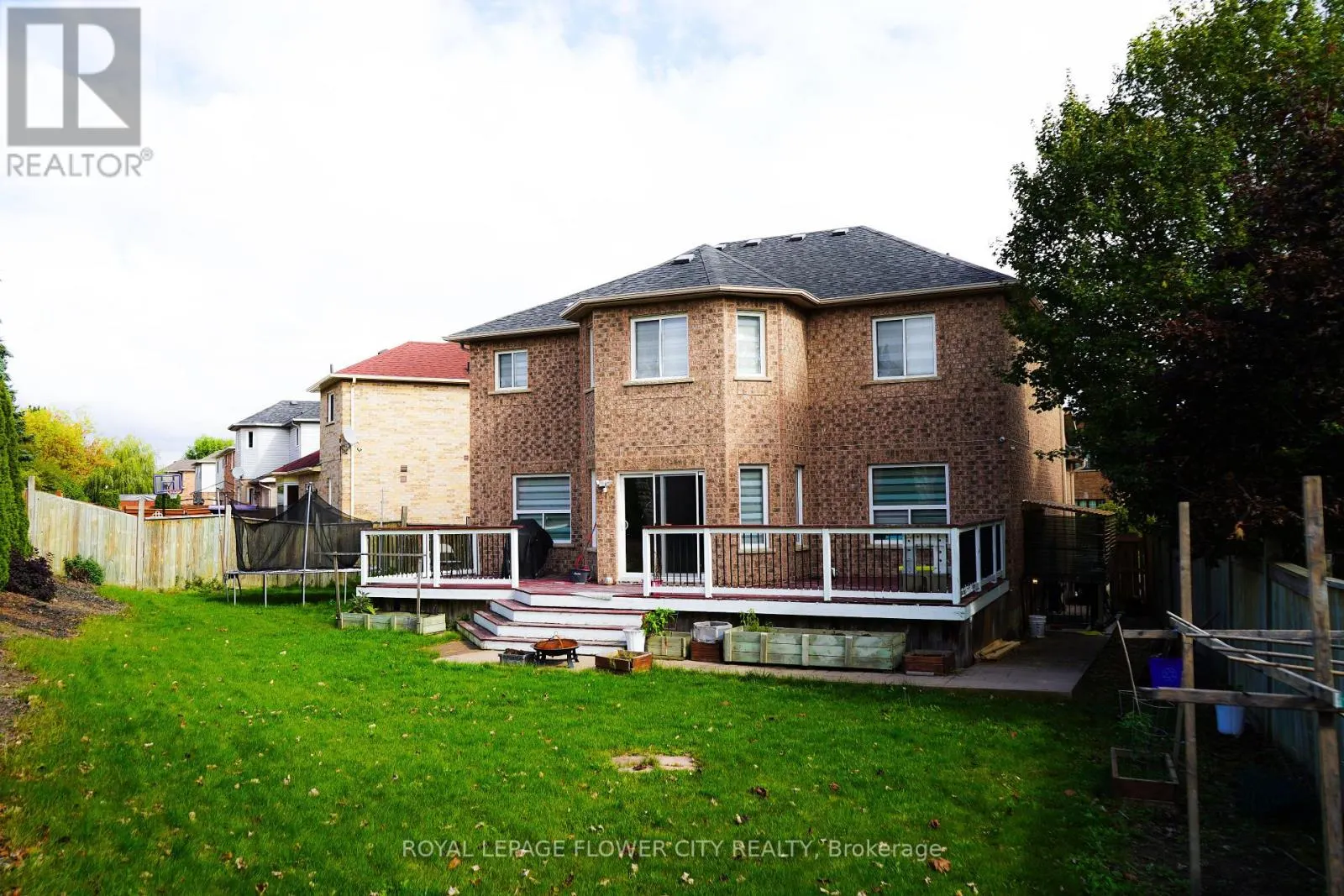 32 COURTSFIELD CRESCENT