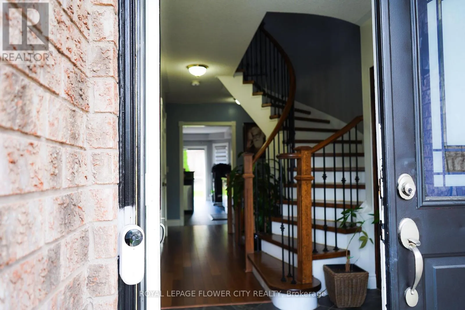 32 COURTSFIELD CRESCENT