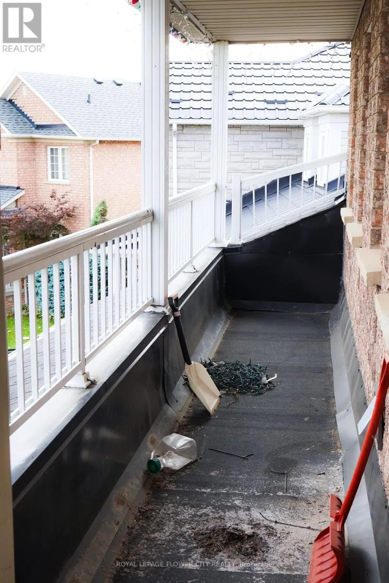 32 COURTSFIELD CRESCENT