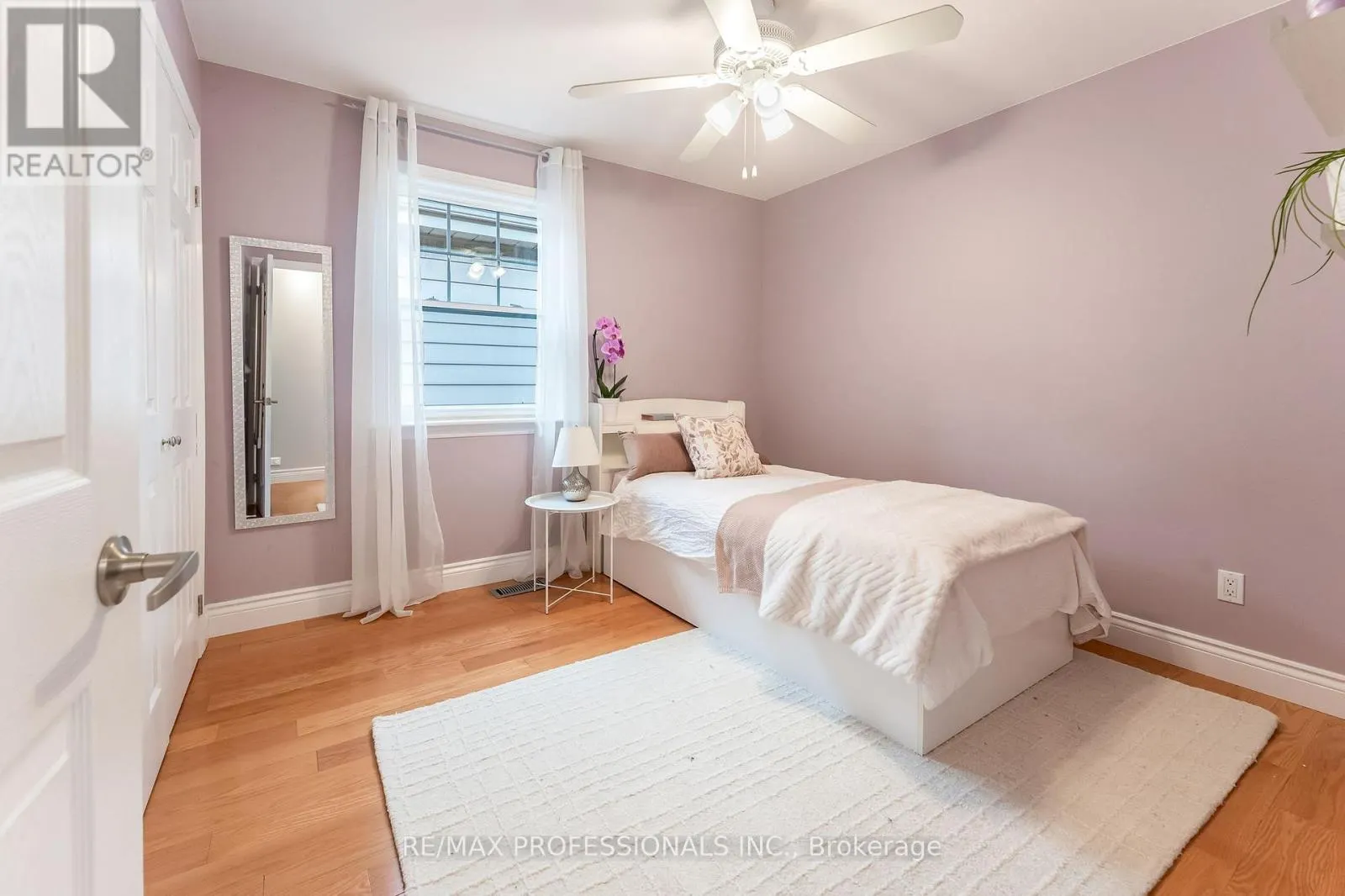 37 LAVINIA AVENUE