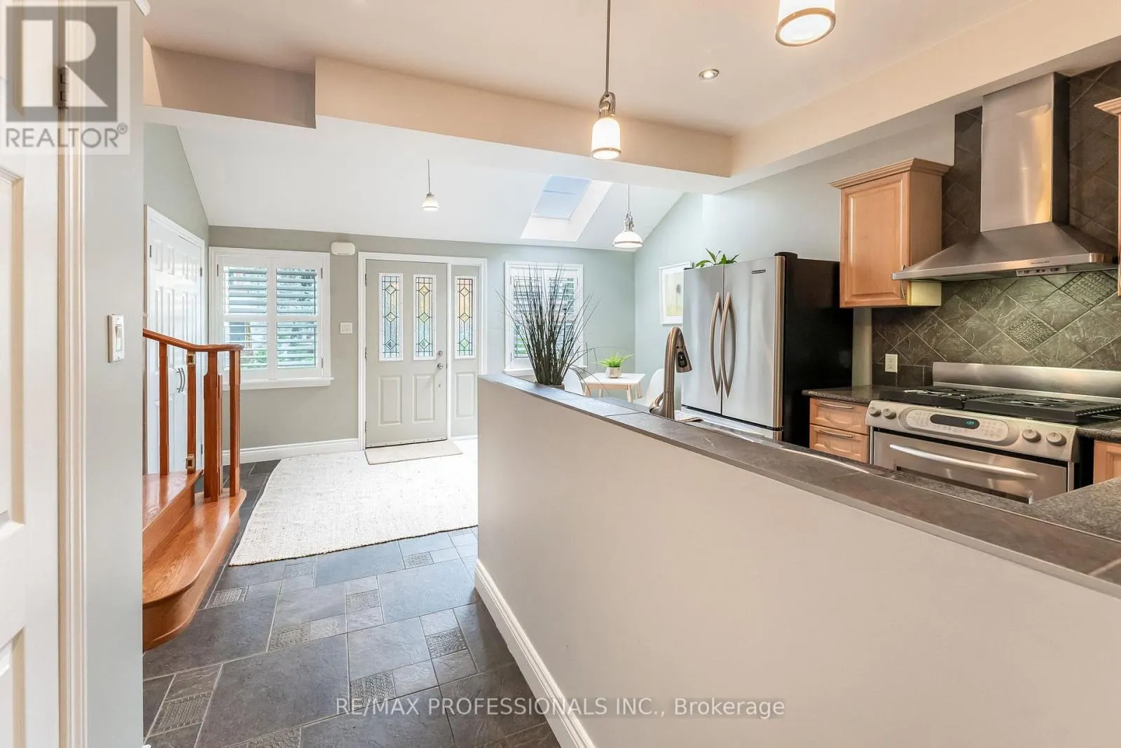 37 LAVINIA AVENUE