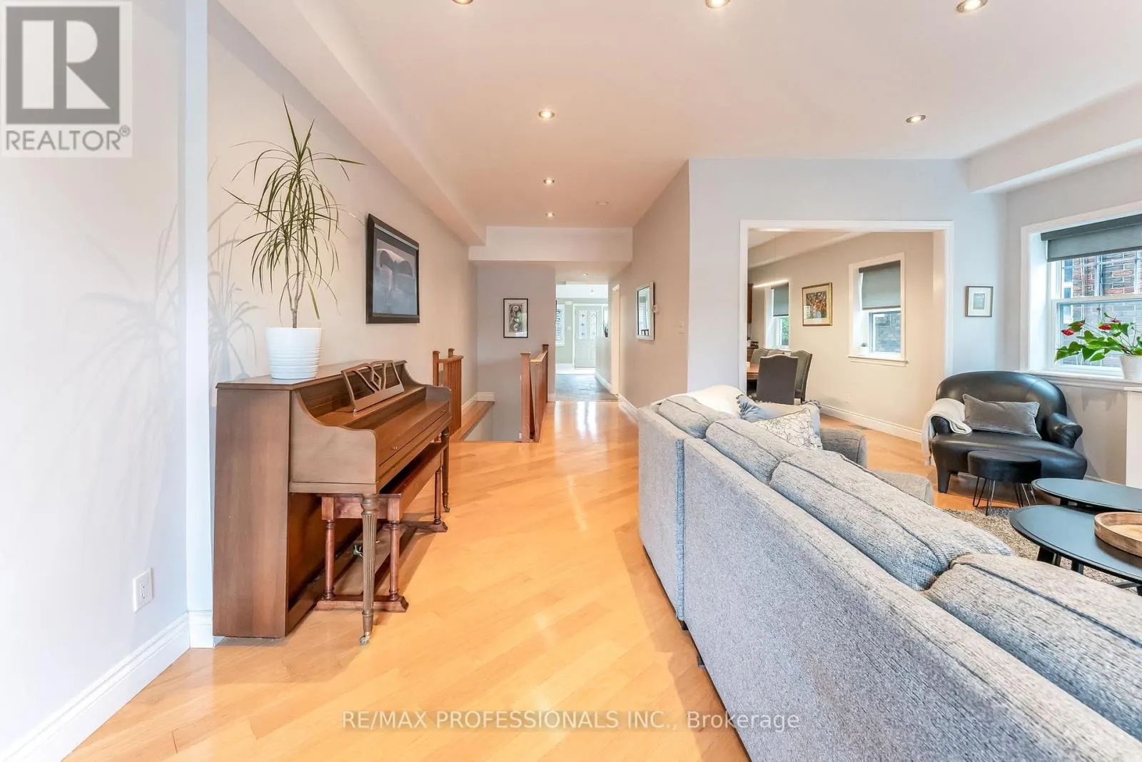 37 LAVINIA AVENUE