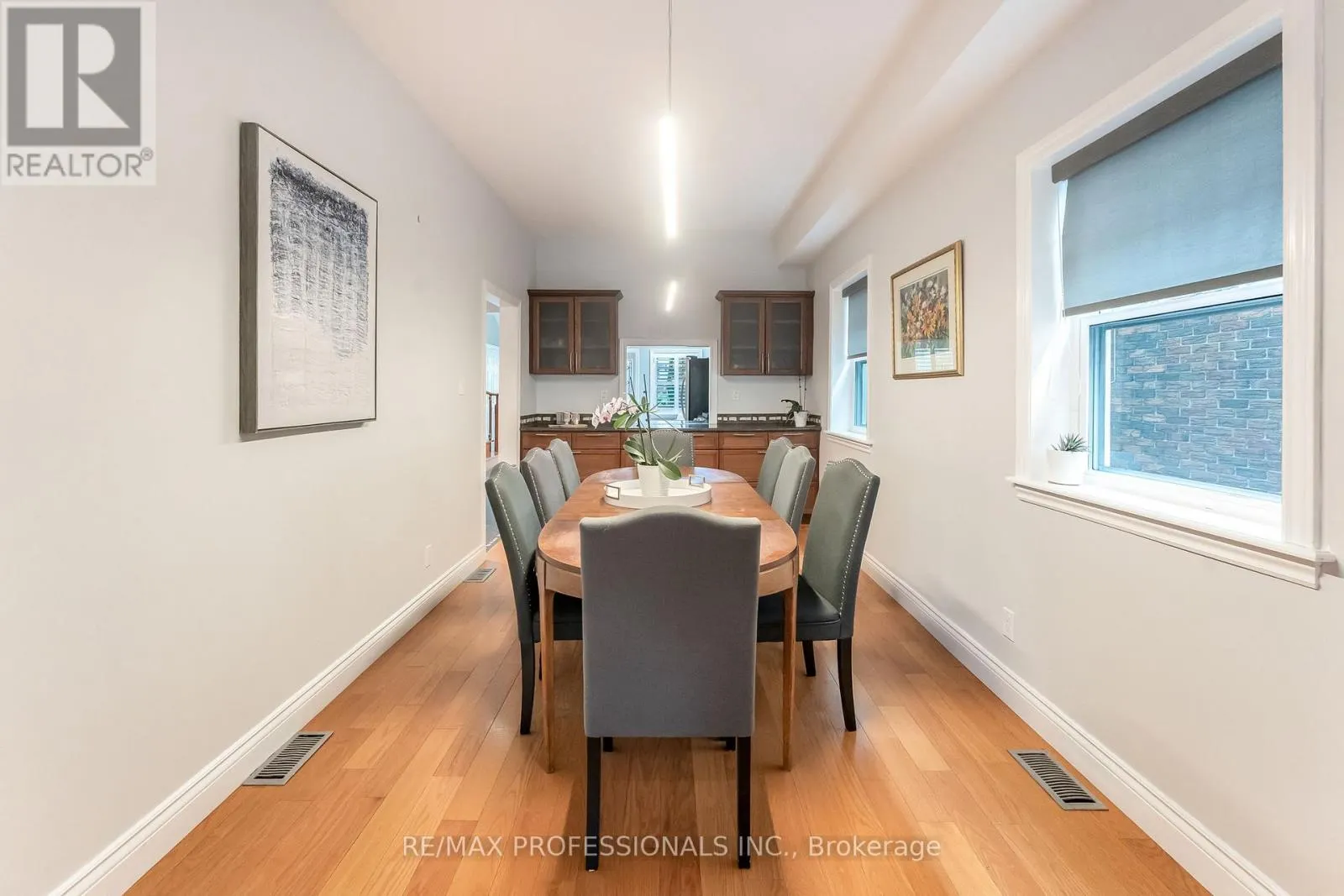 37 LAVINIA AVENUE