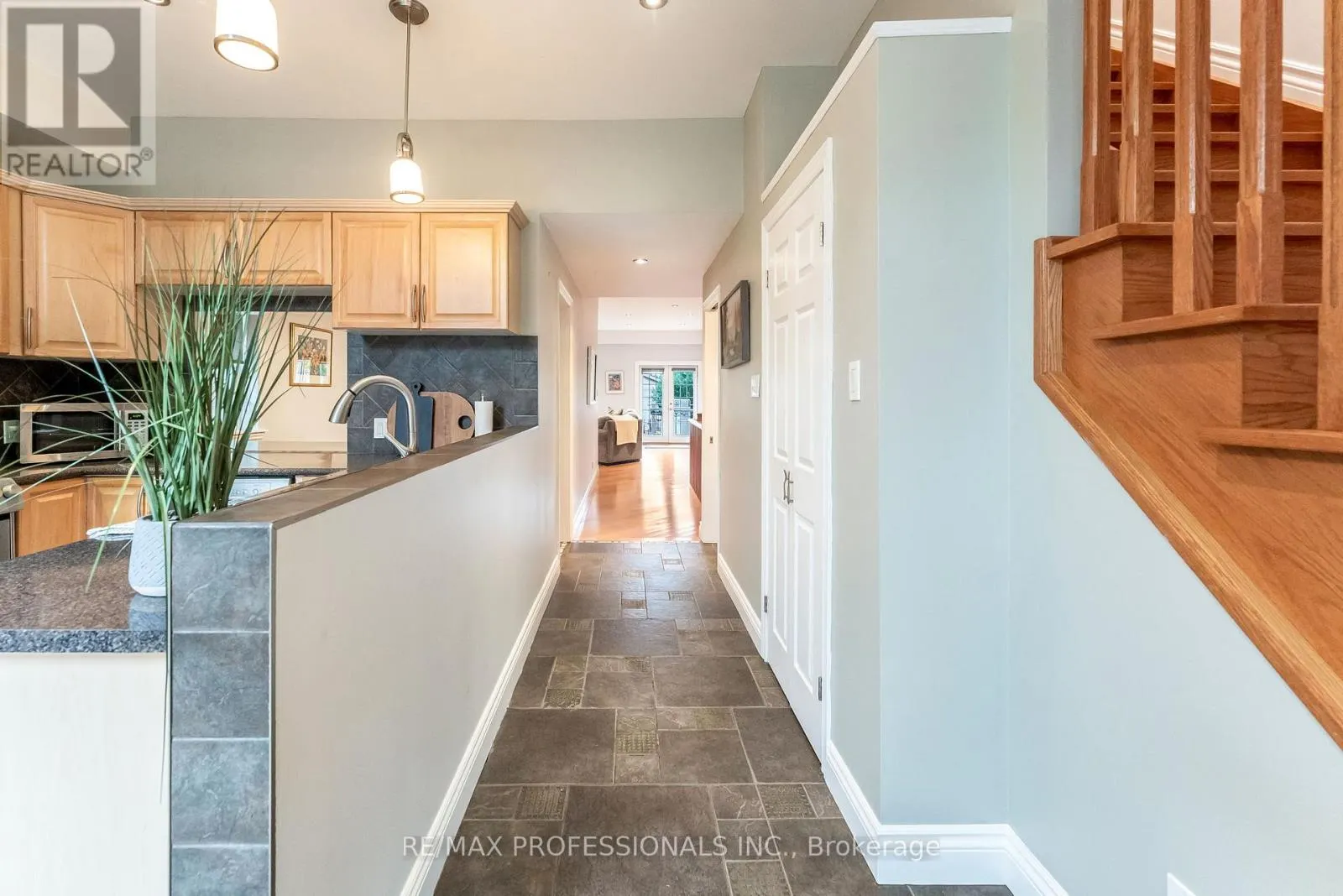 37 LAVINIA AVENUE