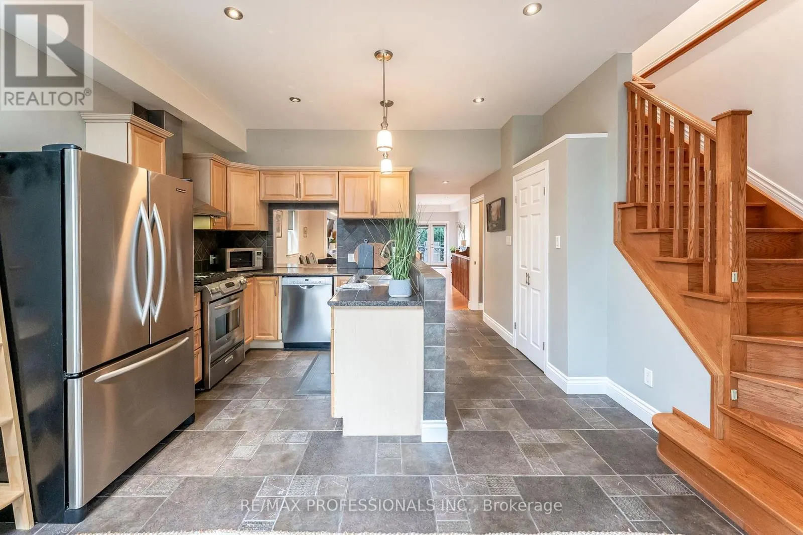 37 LAVINIA AVENUE