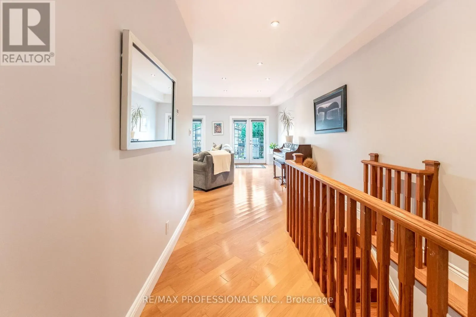 37 LAVINIA AVENUE