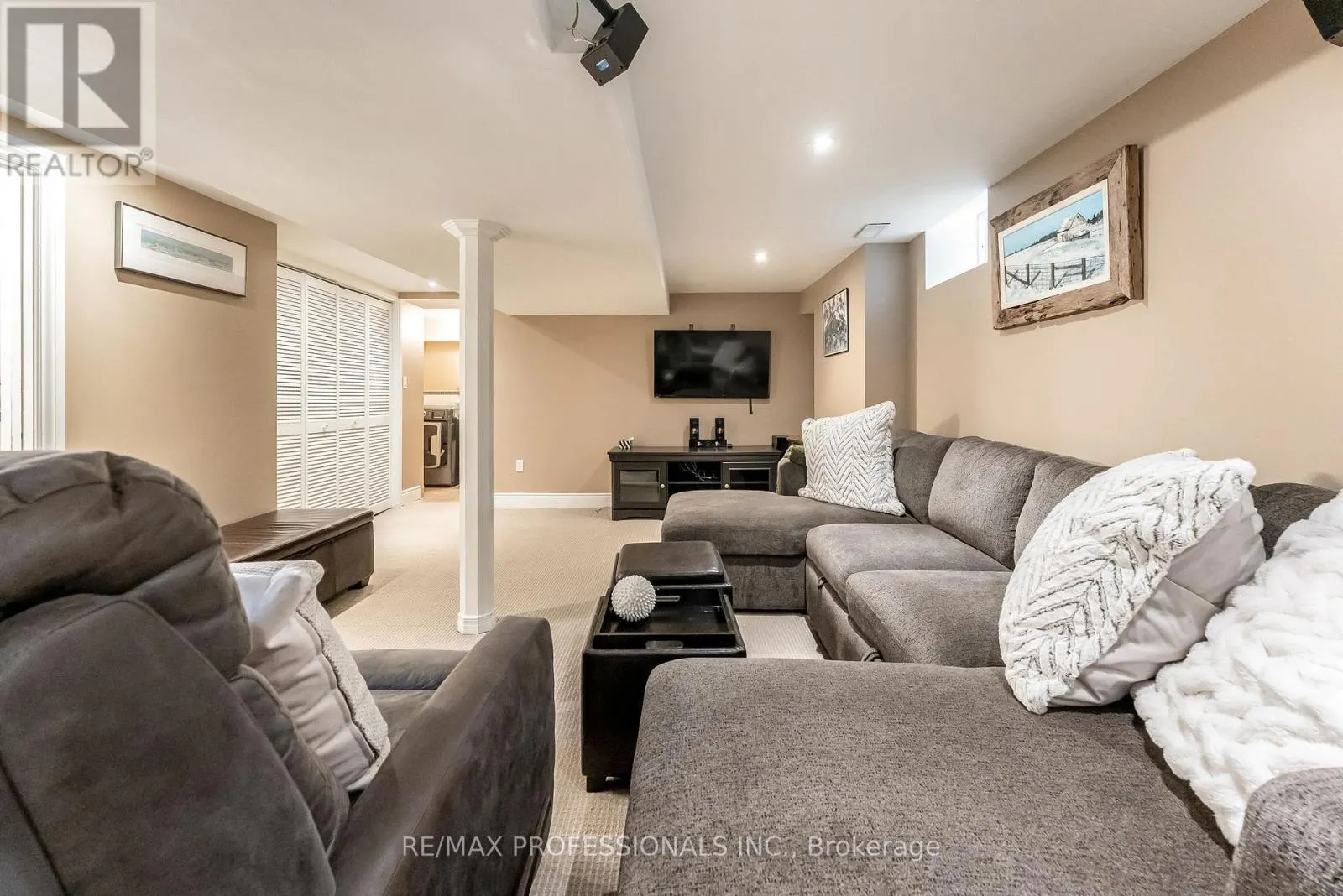 37 LAVINIA AVENUE