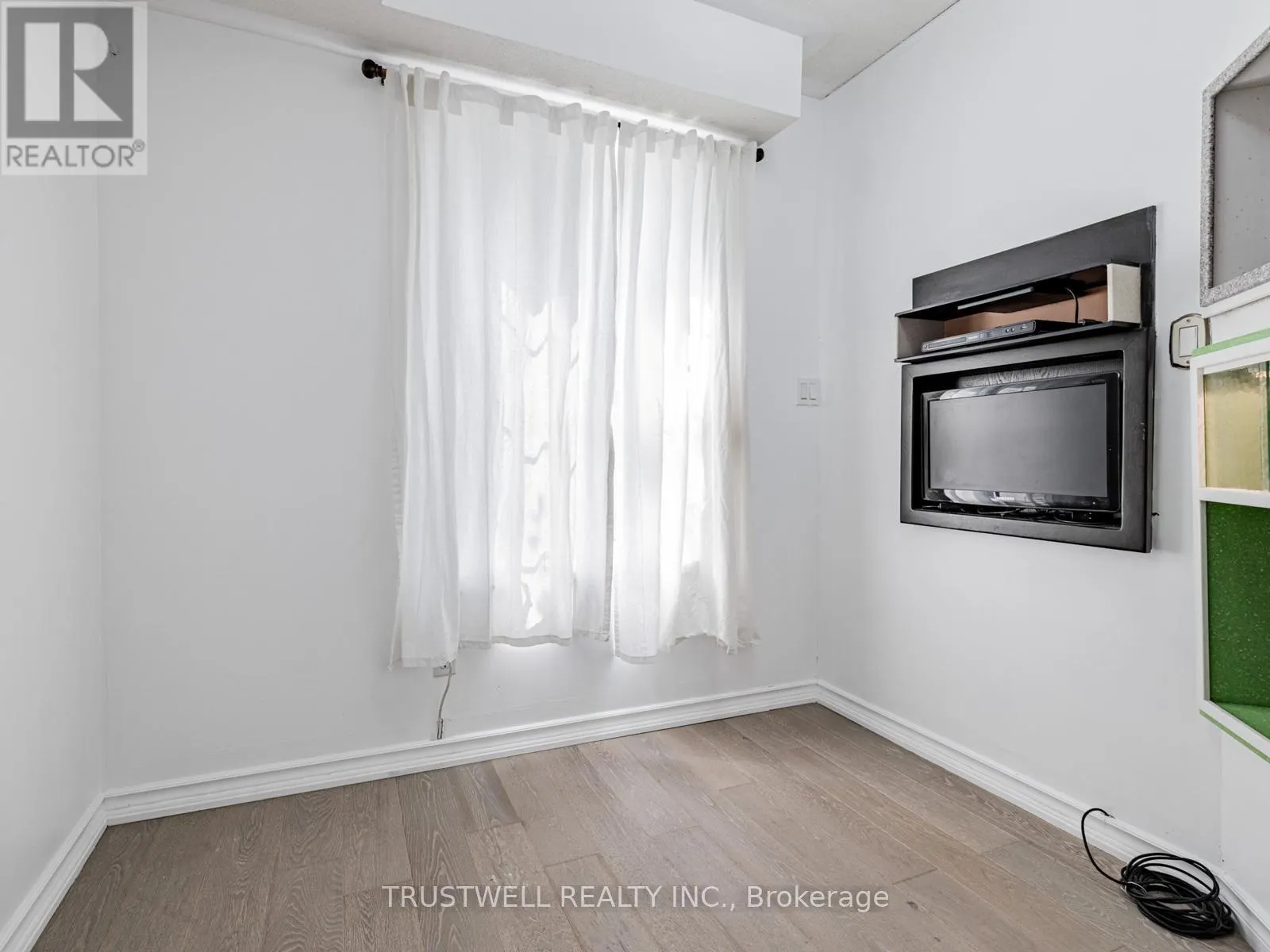 127 TORBARRIE ROAD