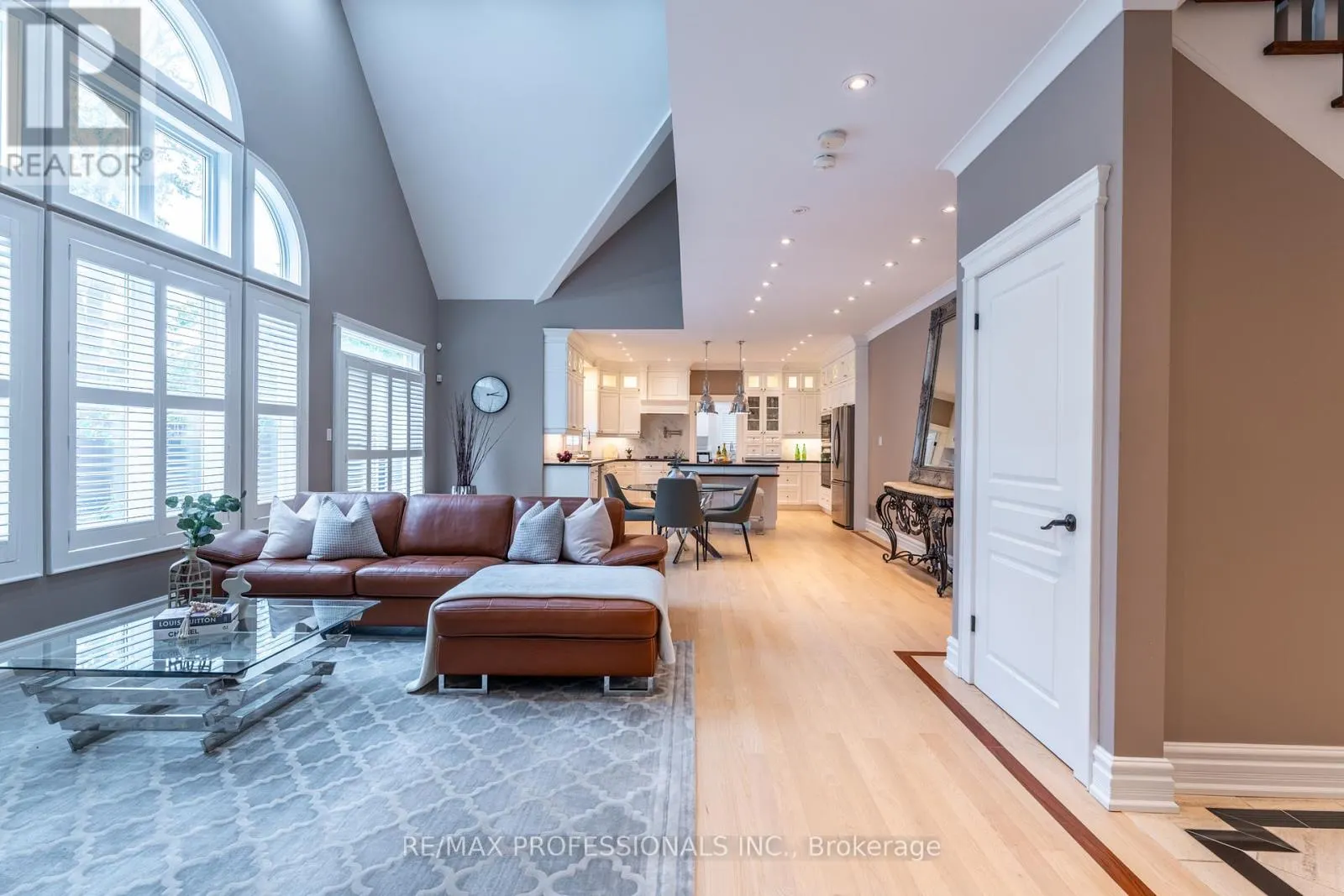 354 COUNTRY CLUB CRESCENT