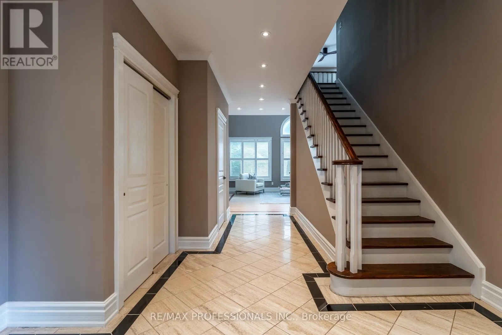 354 COUNTRY CLUB CRESCENT