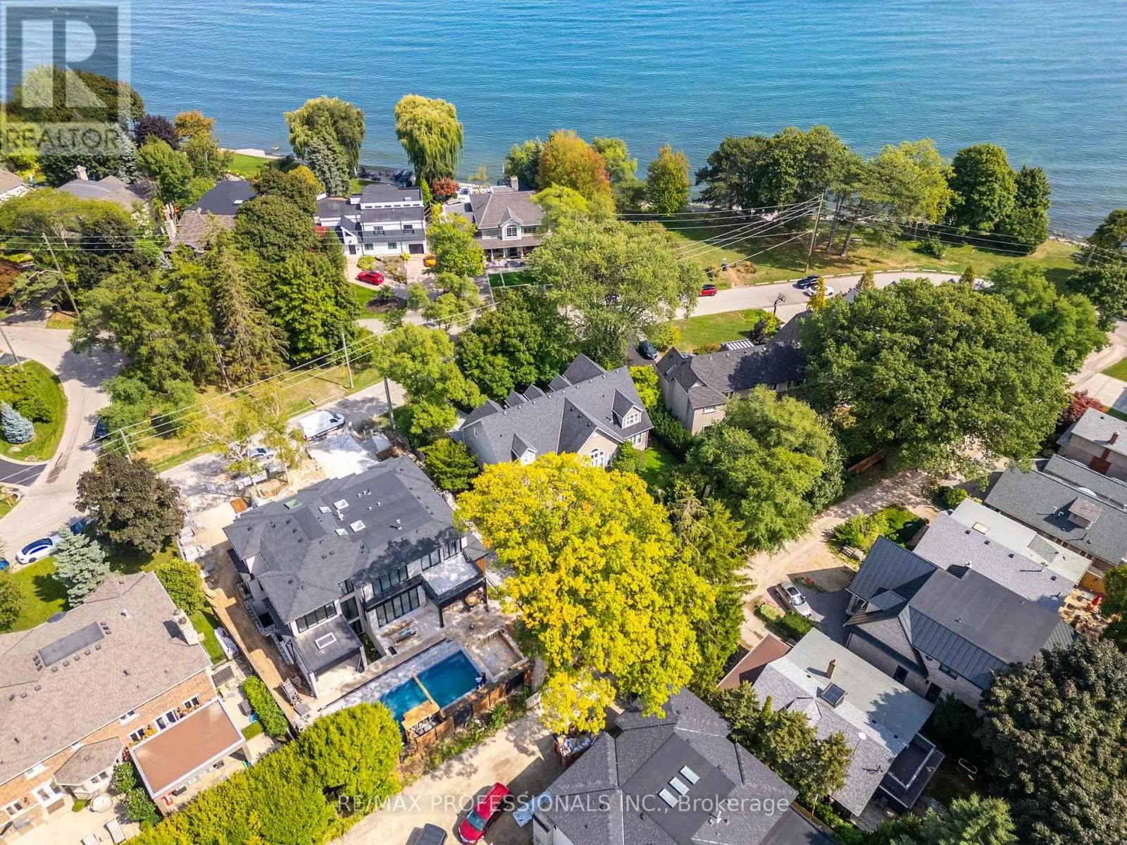 354 COUNTRY CLUB CRESCENT