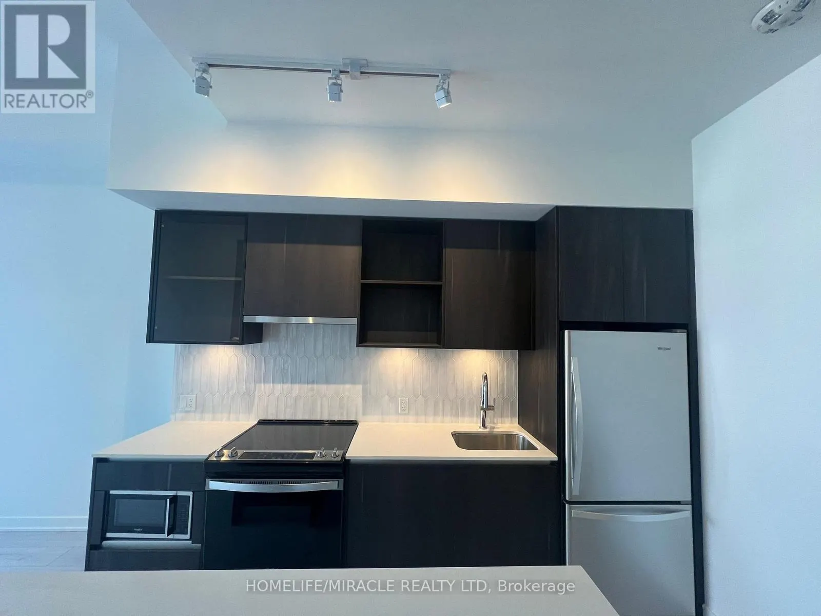 203 - 395 DUNDAS STREET
