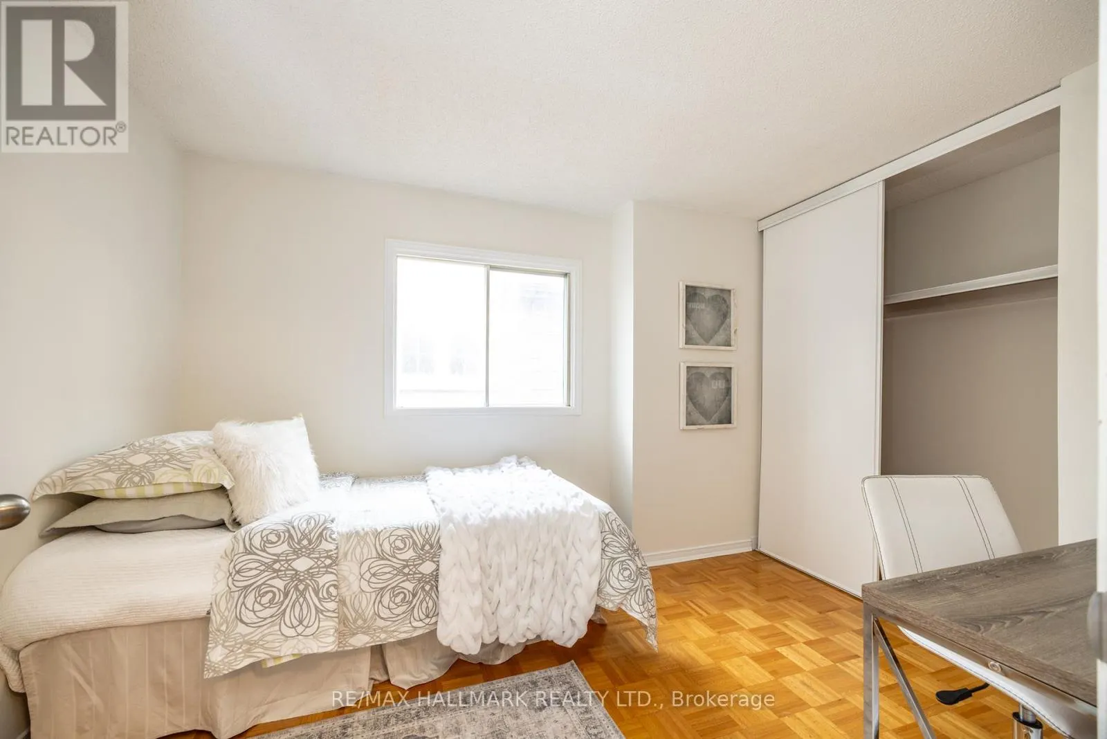 12 OUTLOOK GARDEN BOULEVARD