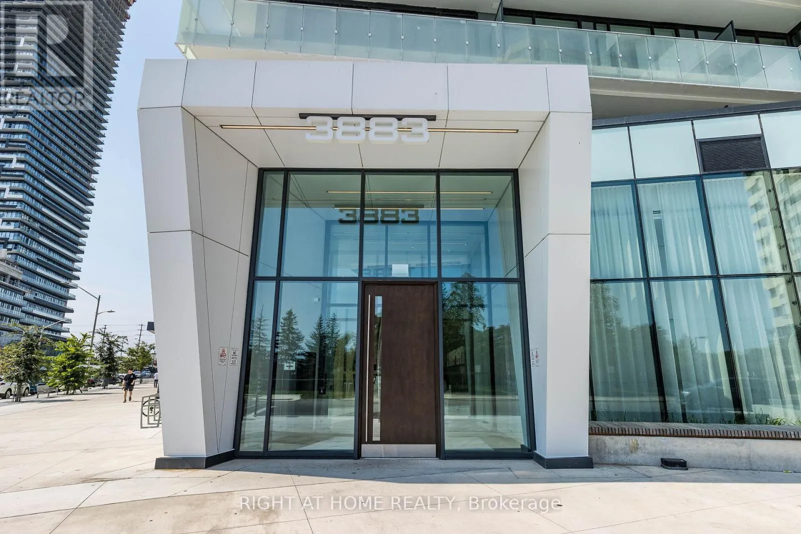 702 - 3883 QUARTZ ROAD