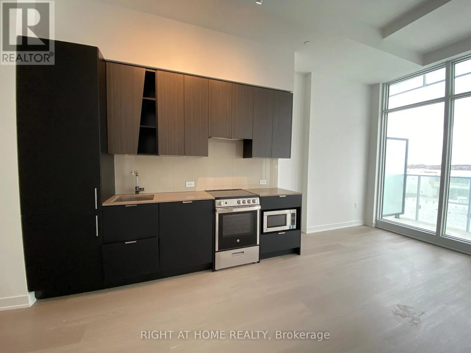 702 - 3883 QUARTZ ROAD