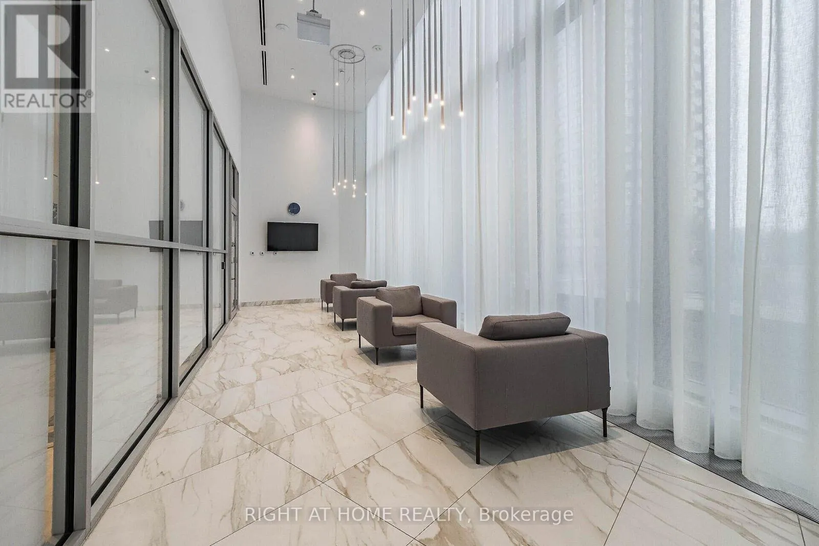 702 - 3883 QUARTZ ROAD