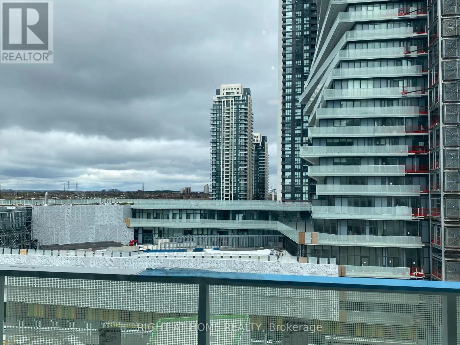702 - 3883 QUARTZ ROAD