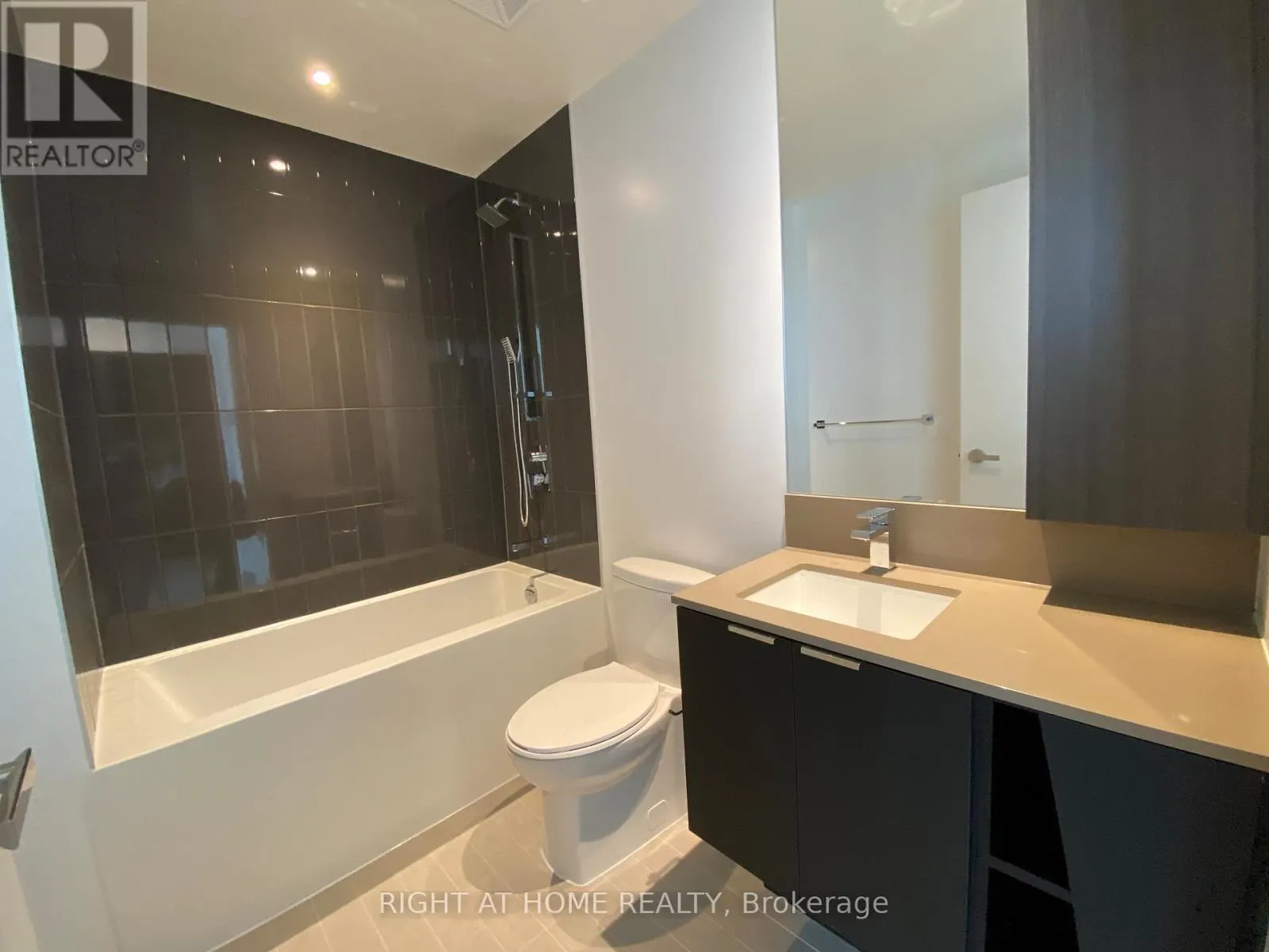 702 - 3883 QUARTZ ROAD